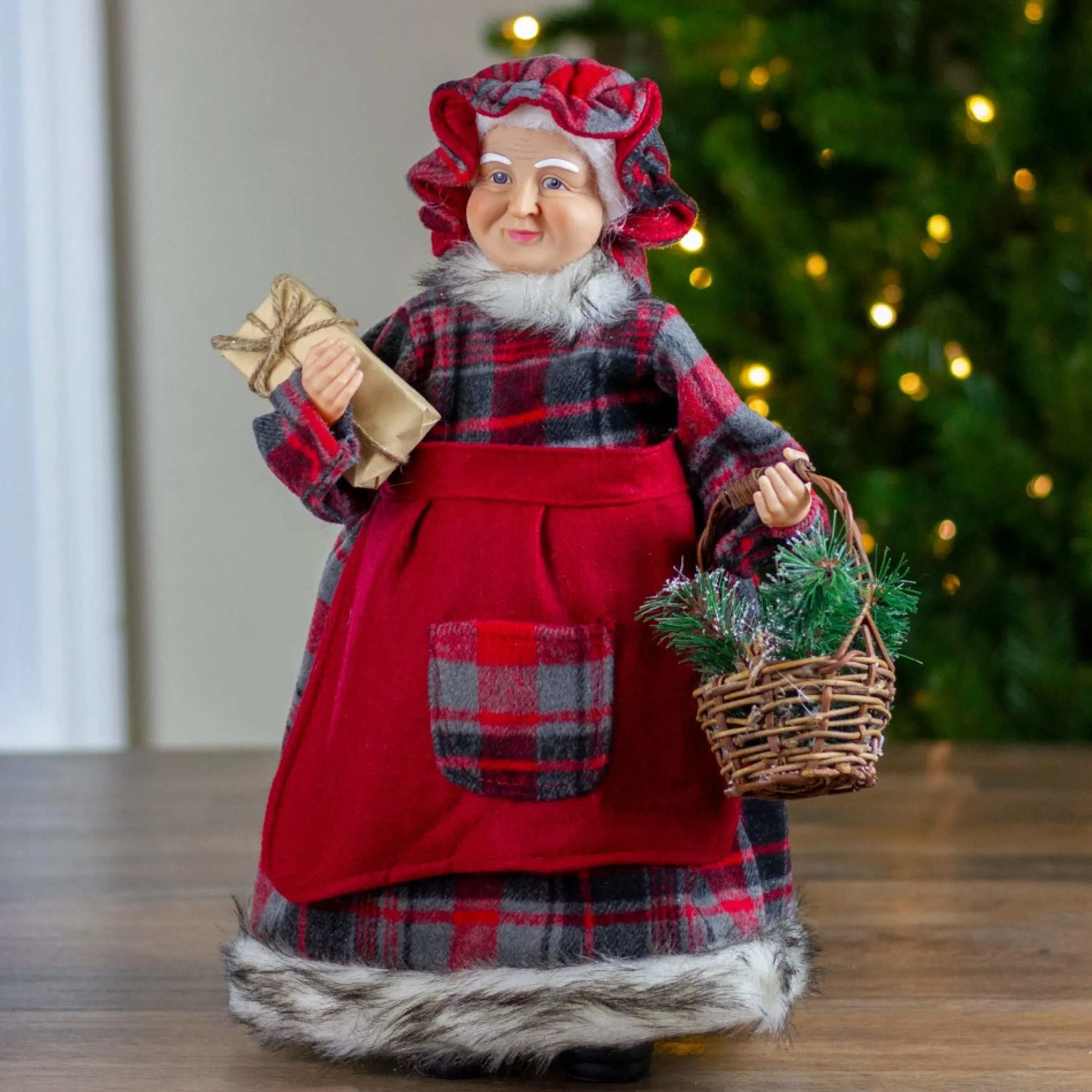 16" Country Mrs Claus With Basket And Gift Christmas Figure