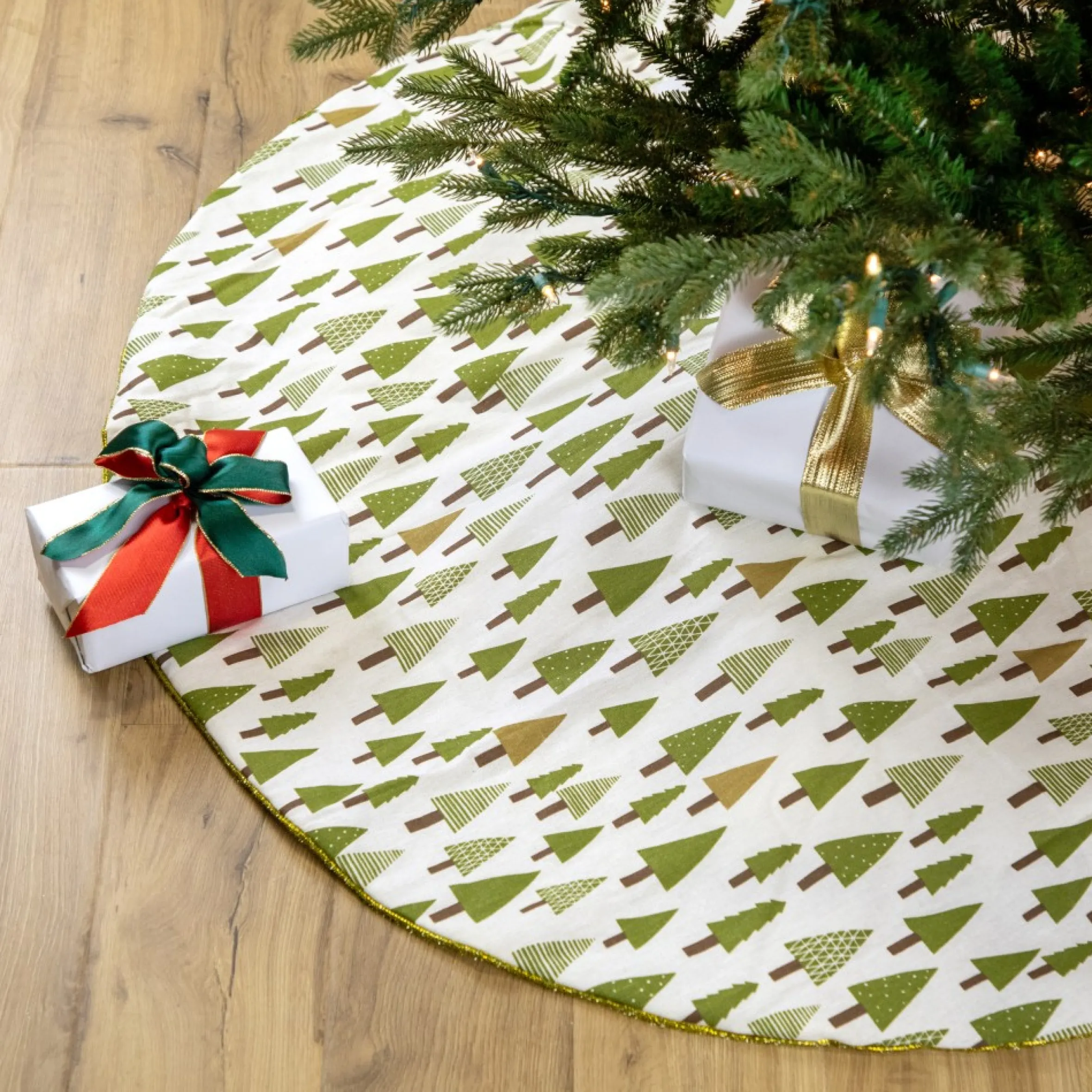 48" Cream White And Green Forest Christmas Tree Skirt