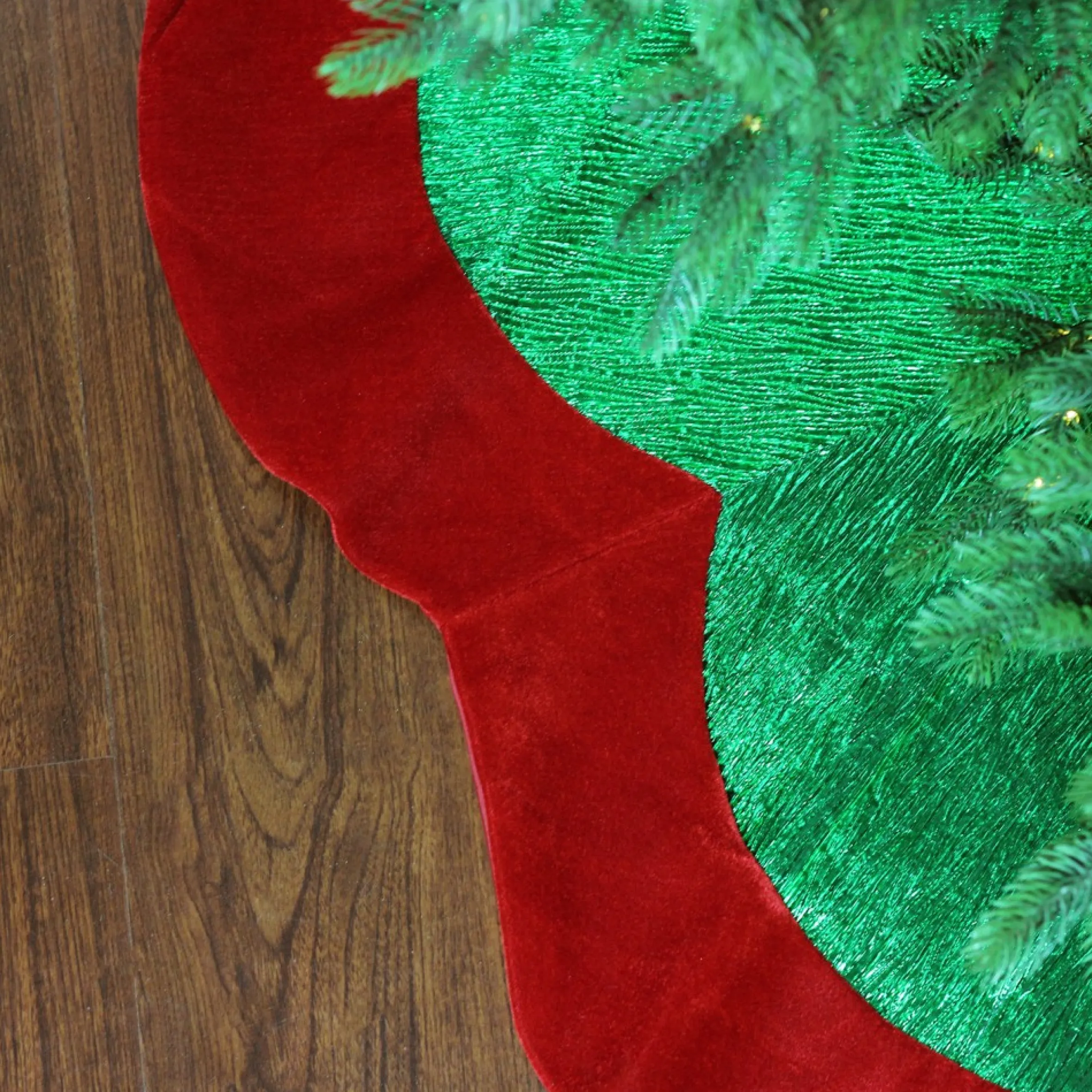 60" Metallic Green And Red Trim Scalloped Edge Christmas Tree Skirt