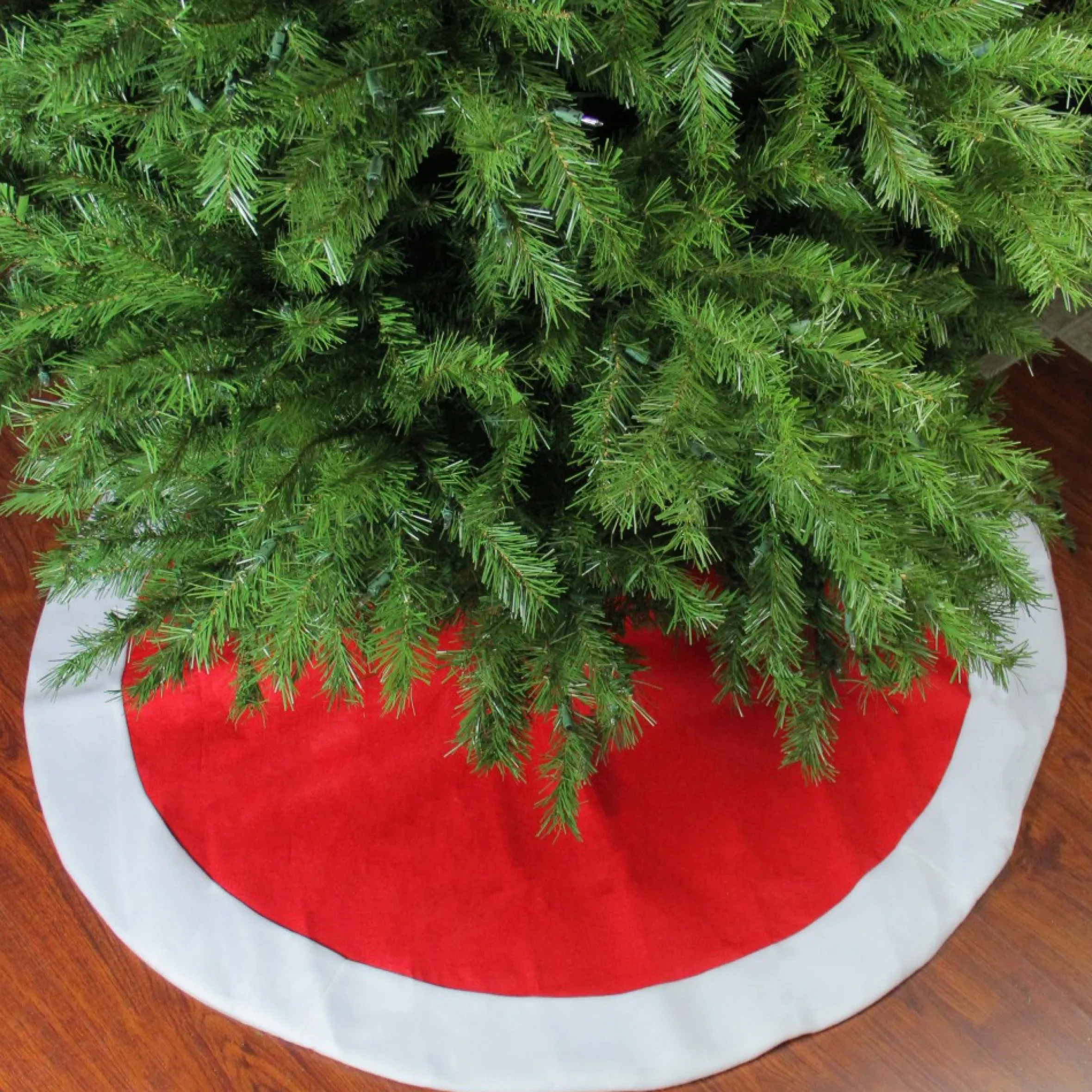 48" Red And White Traditional Christmas Tree Skirt With Border