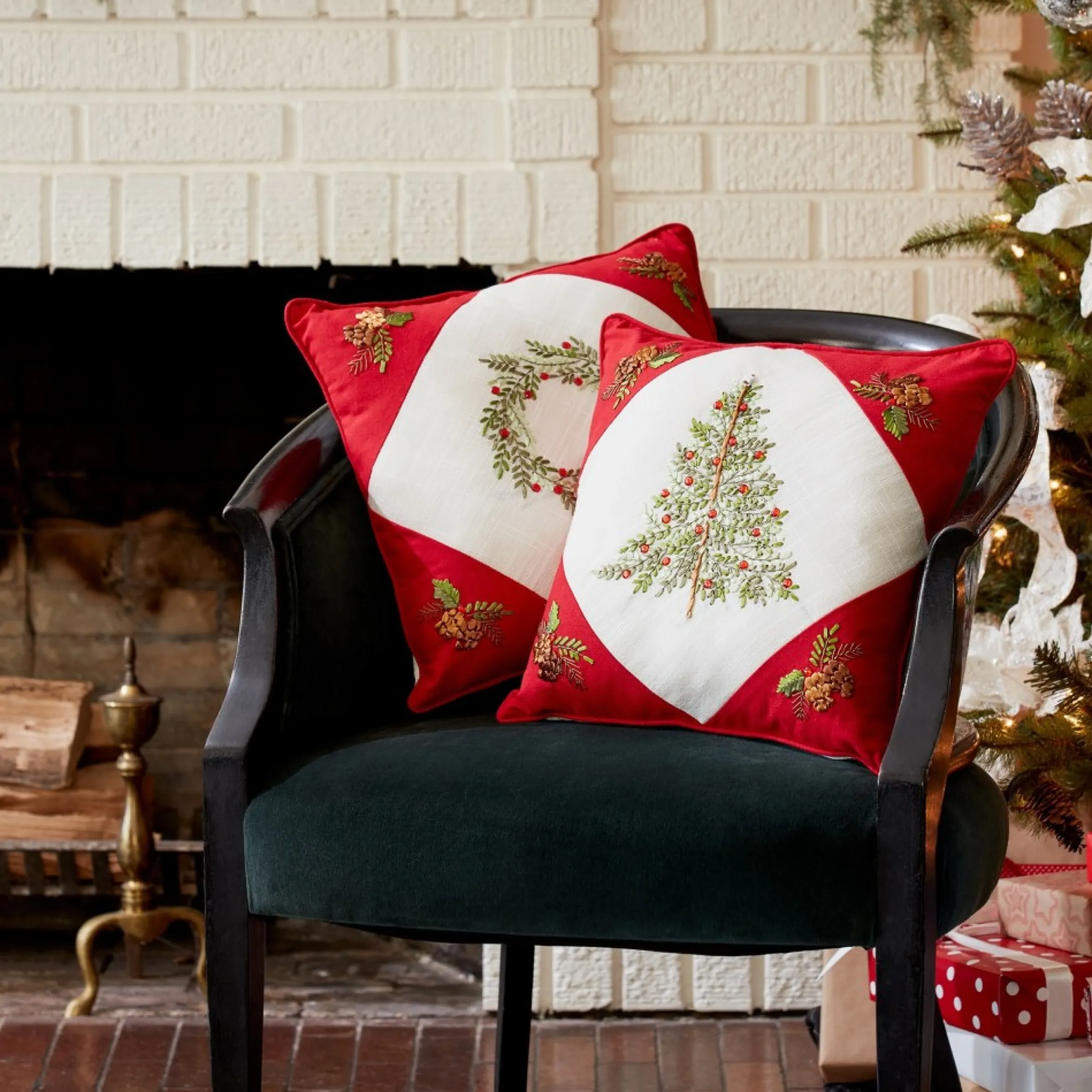 Set Of 2 Red Tree And Wreath Christmas Square Floral Throw Pillows 15.5"
