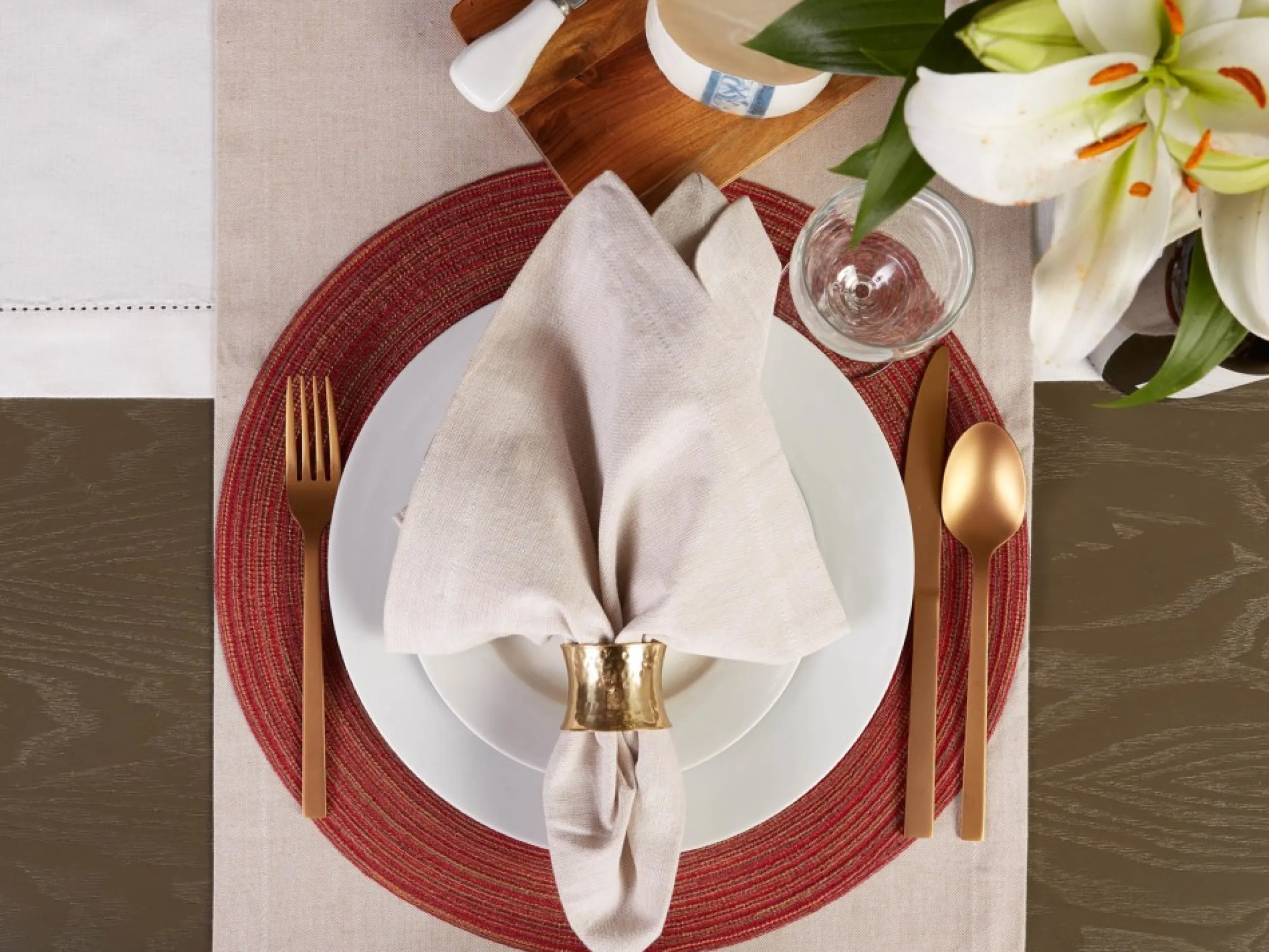 Set Of 6 Variegated Red Round Woven Placemats 15" X 15"