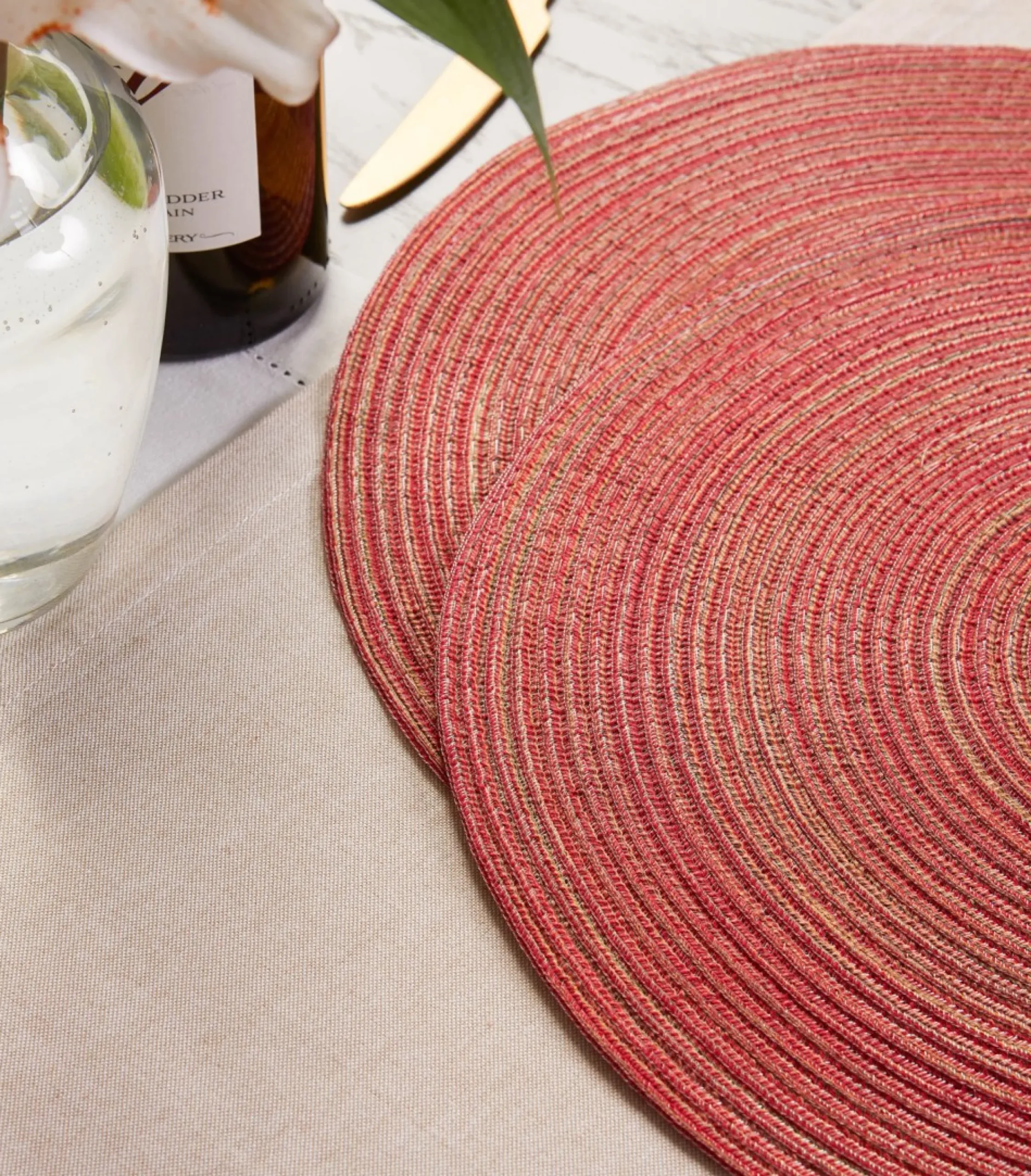 Set Of 6 Variegated Red Round Woven Placemats 15" X 15"