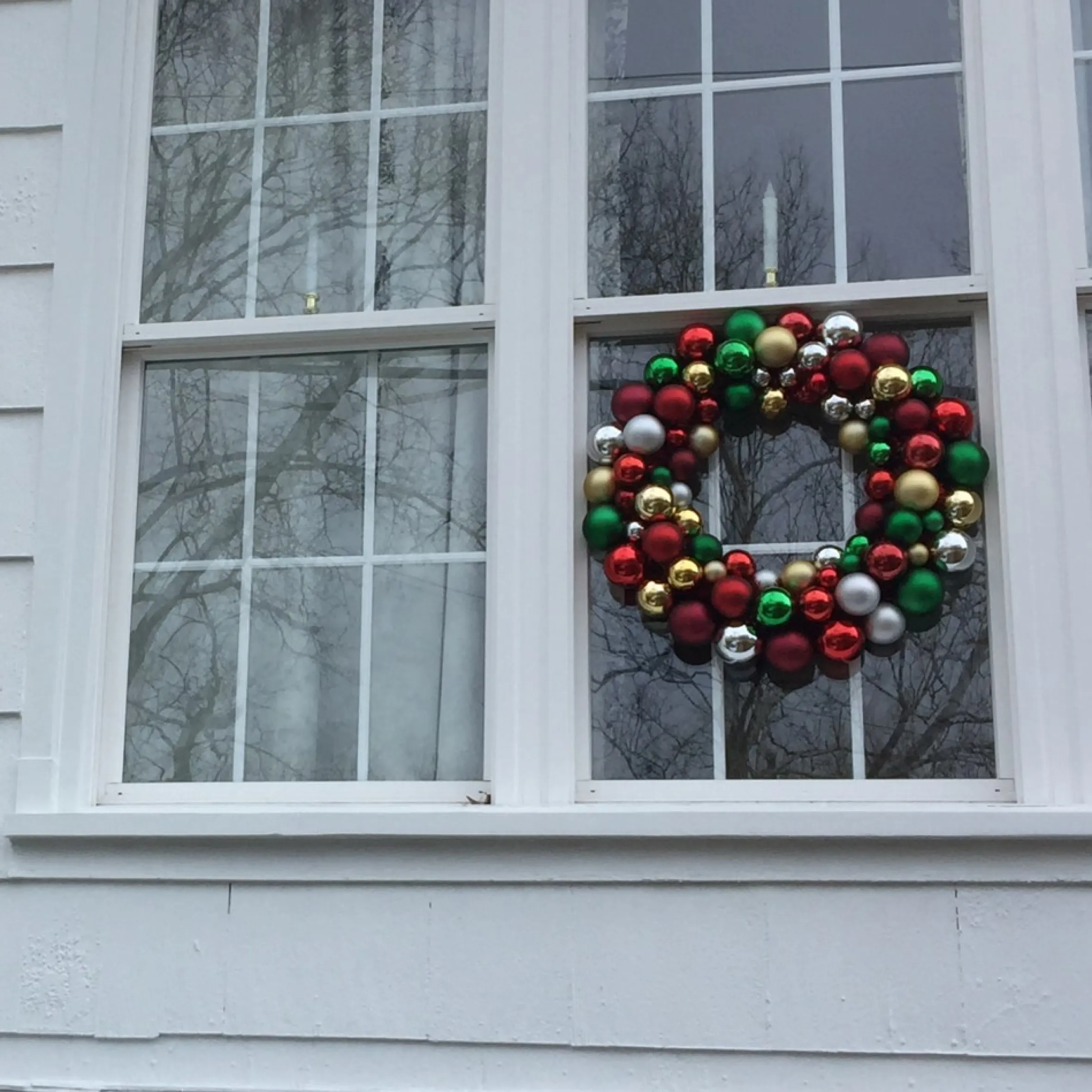 Traditional Colors 2-Finish Shatterproof Ball Christmas Wreath, 24-Inch