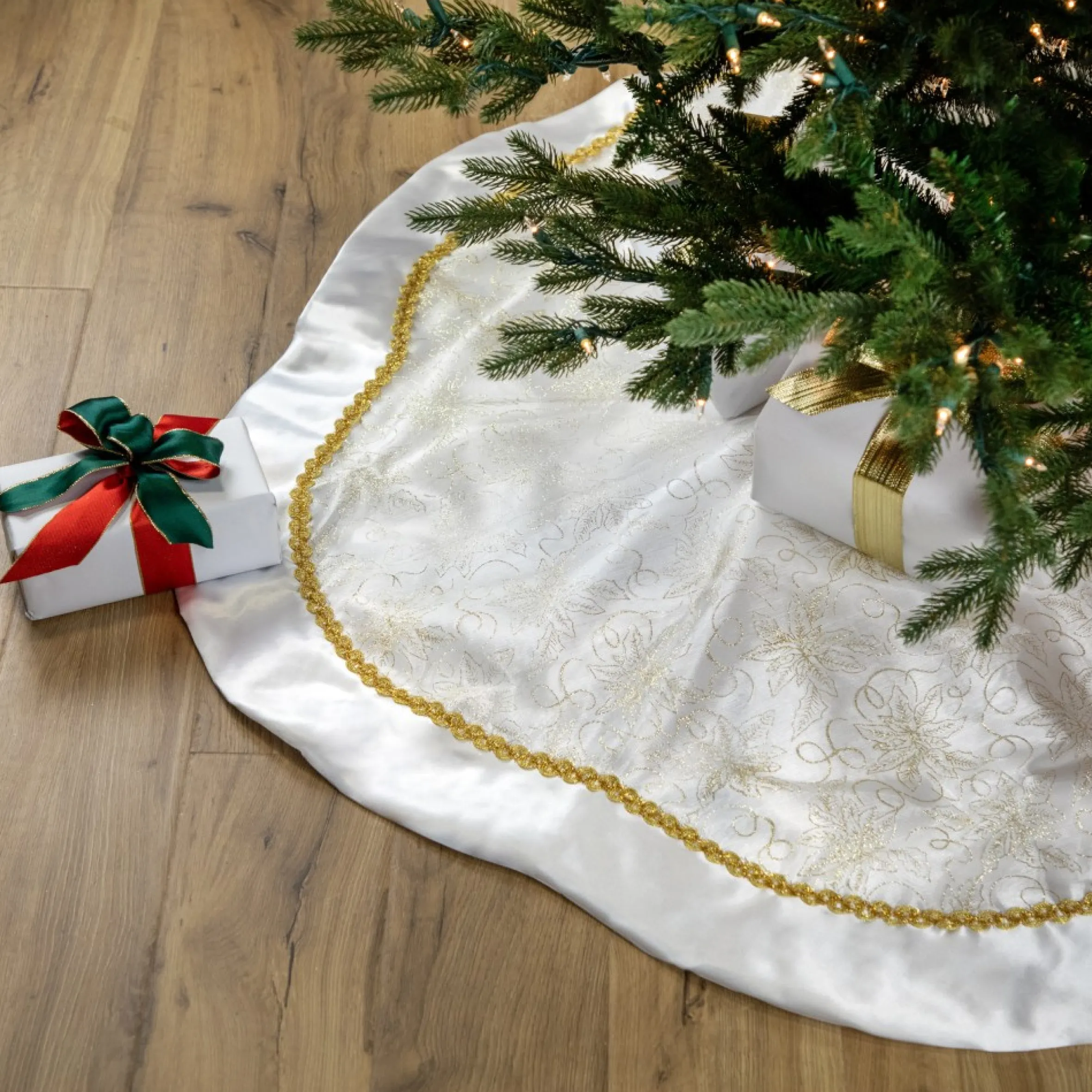 48" White And Gold Glitter Poinsettia Scalloped Christmas Tree Skirt