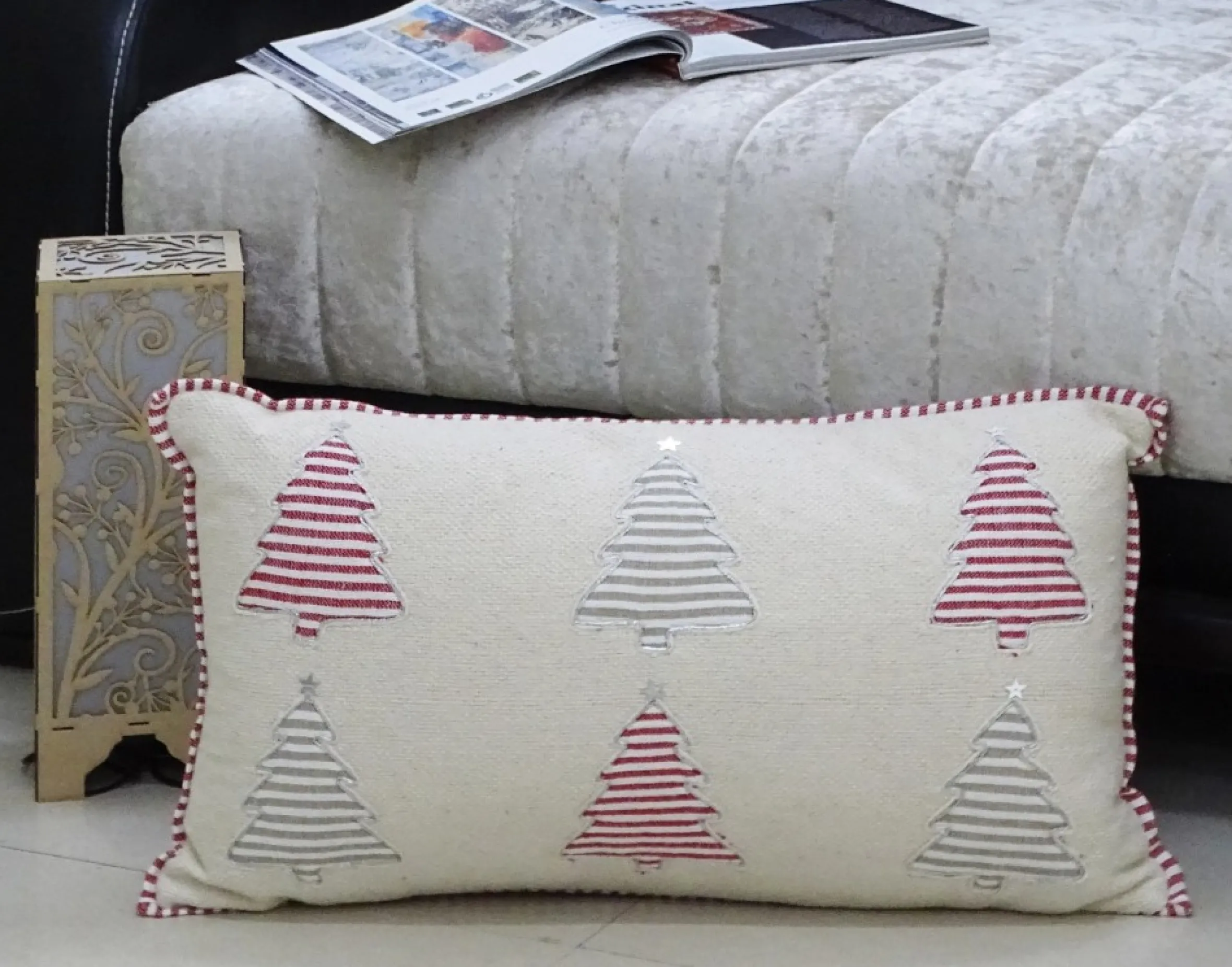 24" White And Red Handloomed Christmas Tree Throw Pillow