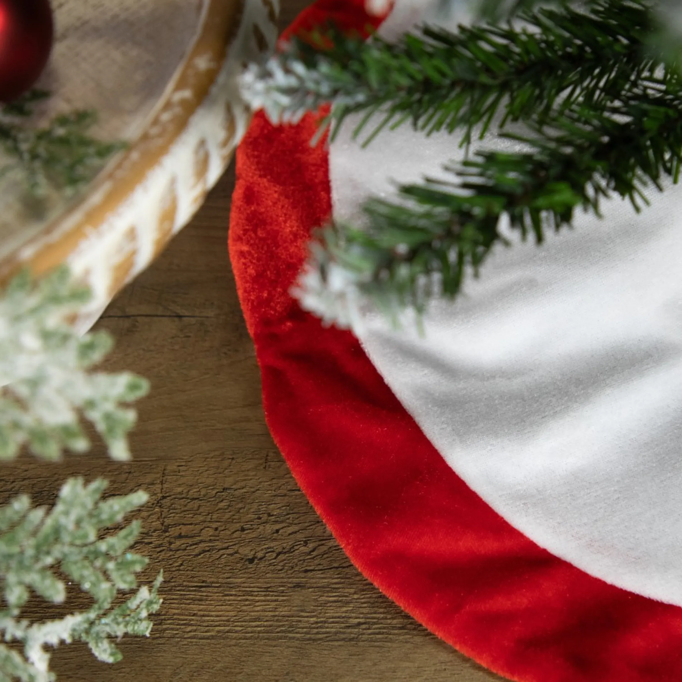 18" White And Red Velveteen Mini Christmas Round Tree Skirt