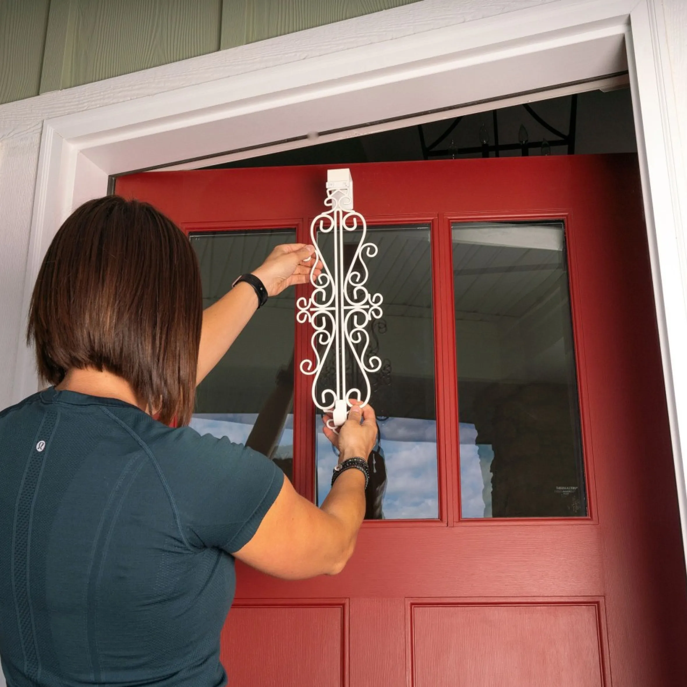 19.5" White Decorative Adjustable Wreath Hanger